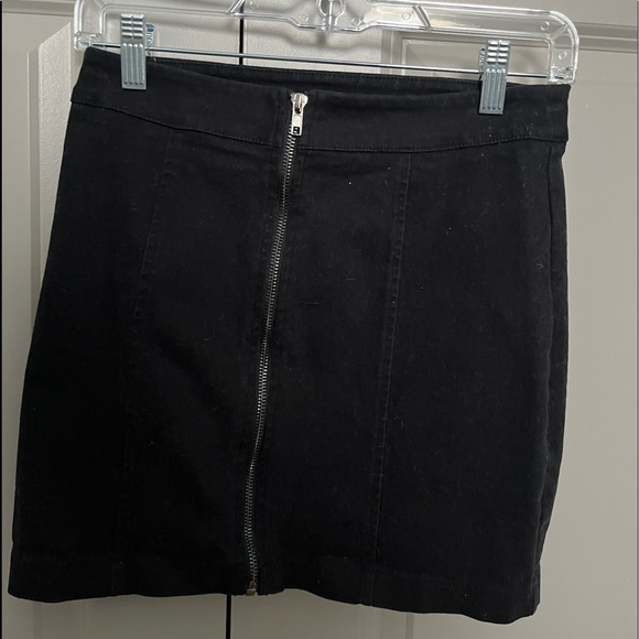 Black zip up mini skirt FOREVER 21 - Picture 2 of 2